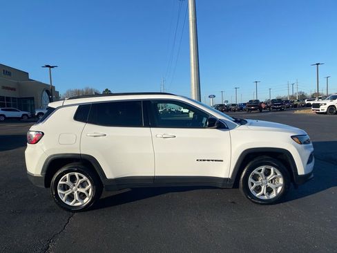 Used 2024 Jeep Compass Latitude image 9