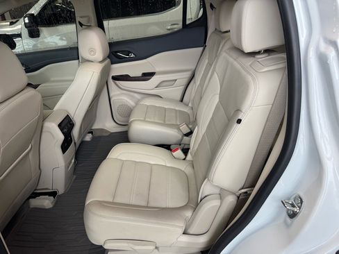 Used 2023 GMC Acadia Denali w/ Denali Technology Package image 12