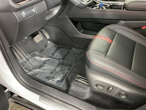 Used 2025 Chevrolet Traverse RS AWD/4WD image 17