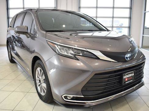 Certified 2021 Toyota Sienna XLE FWD image 1