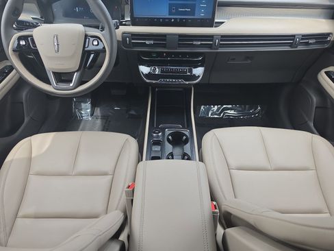 Certified 2024 Lincoln Corsair AWD w/ Towing Package image 10