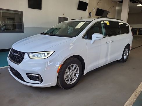 Used 2022 Chrysler Pacifica Touring-L image 9