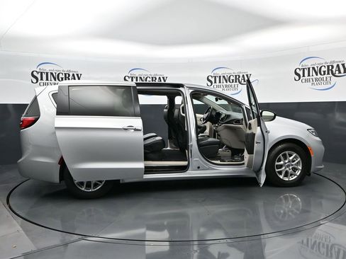 Used 2024 Chrysler Pacifica Touring-L FWD image 39