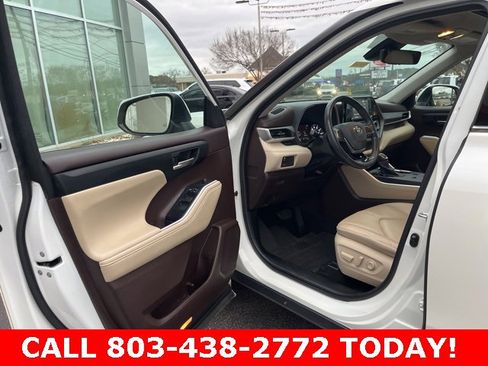 Used 2021 Toyota Highlander XLE image 4