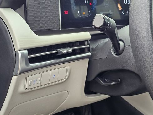 Certified 2025 Hyundai Tucson SE image 18