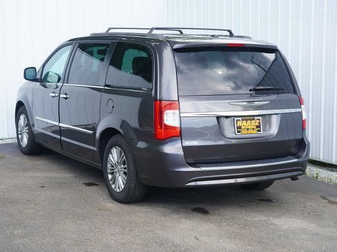 Used 2016 Chrysler Town & Country Touring-L FWD image 4