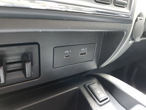 Used 2021 Nissan Titan SL w/ Moonroof Package AWD/4WD image 13