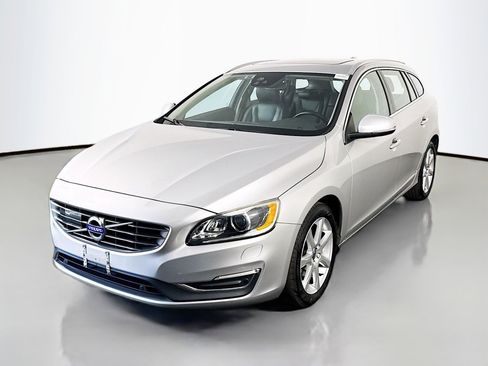 Used 2016 Volvo V60 T5 Platinum w/ Climate Package FWD image 4