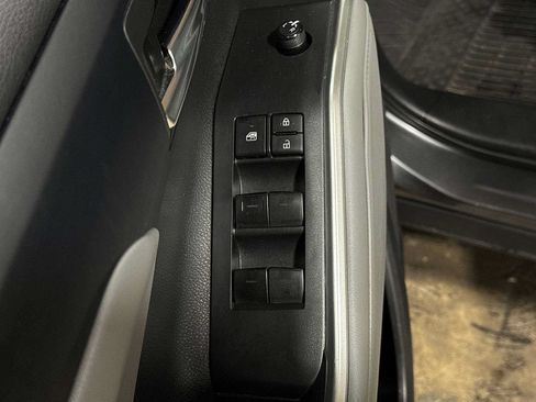 Used 2022 Toyota Highlander XLE AWD/4WD image 23