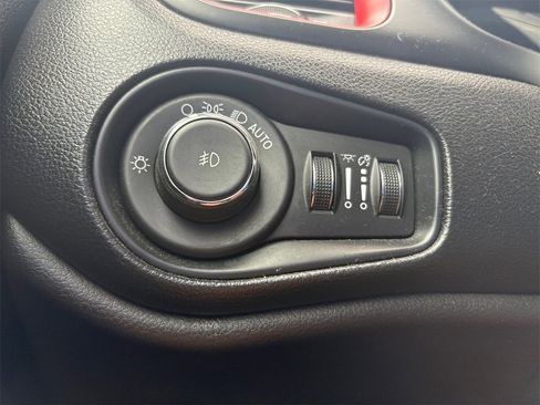 Certified 2021 Jeep Renegade Trailhawk image 31