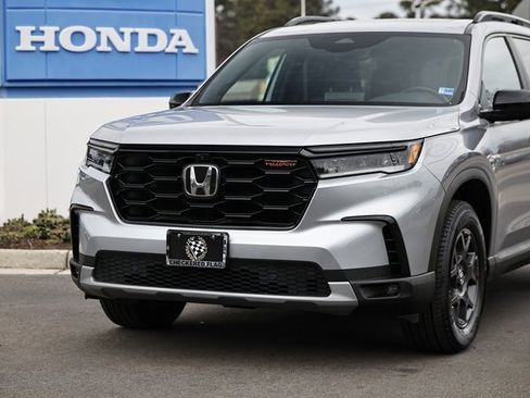 Used 2024 Honda Pilot TrailSport image 2