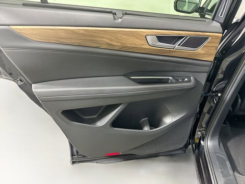 Used 2025 Volkswagen Atlas SE image 26