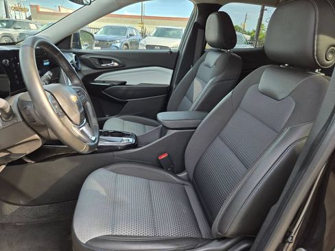 Used 2025 Chevrolet Trax LT w/ LT Convenience Package FWD image 26