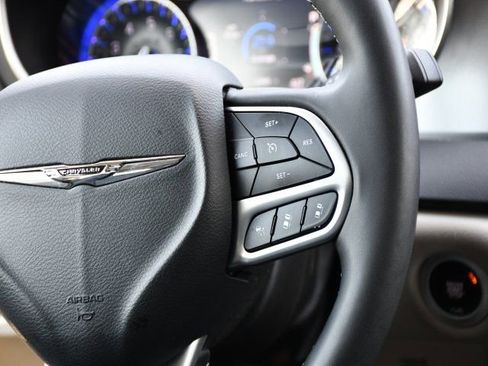 Used 2024 Chrysler Pacifica Touring-L image 22