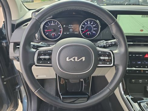 Used 2023 Kia Carnival EX FWD image 31