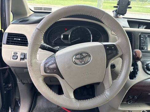 Used 2012 Toyota Sienna XLE AWD/4WD image 11