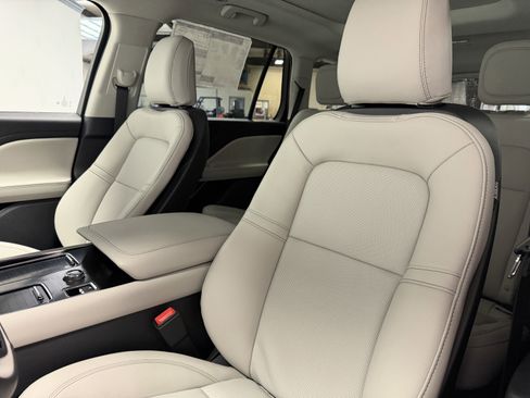 New 2026 Lincoln Aviator AWD image 19