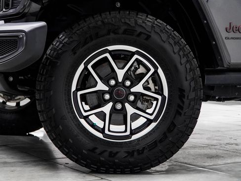 Used 2024 Jeep Gladiator Rubicon w/ Technology Group AWD/4WD image 6
