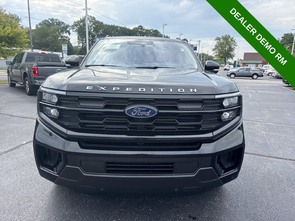 Used 2025 Ford Expedition Max Active AWD/4WD image 3