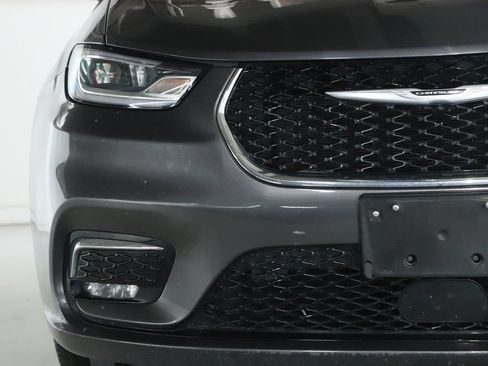Used 2023 Chrysler Pacifica Touring-L FWD image 7