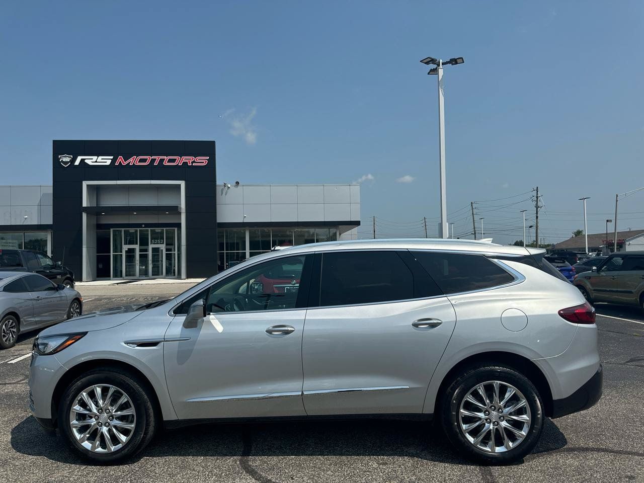 Used 2021 Buick Enclave Premium w/ Sun and Sites Package FWD image 16