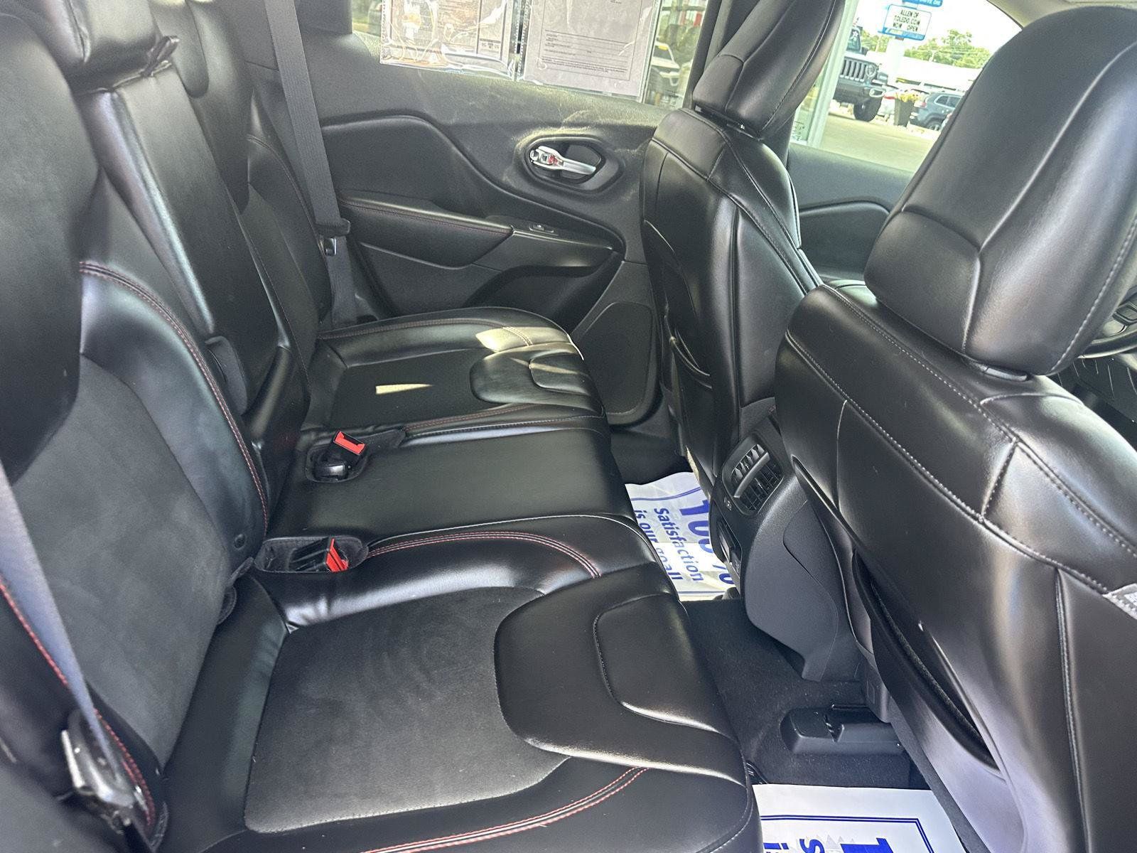 Used 2019 Jeep Cherokee Trailhawk w/ Comfort/Convenience Group AWD/4WD image 28