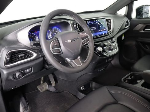 Used 2025 Chrysler Pacifica Select AWD/4WD image 22