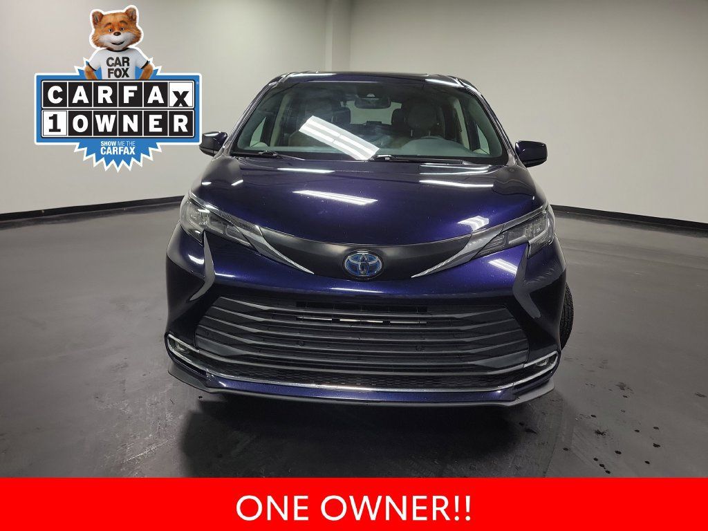 Used 2022 Toyota Sienna XLE FWD image 3