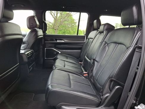 Used 2024 Jeep Wagoneer L Series II w/ Flexible Seating Group AWD/4WD image 14