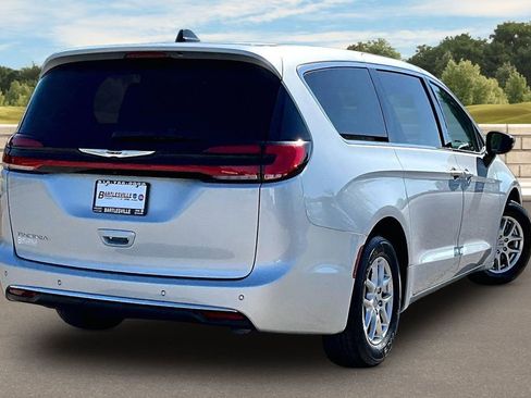 Used 2024 Chrysler Pacifica Touring-L FWD image 9