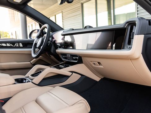 Certified 2025 Porsche Cayenne S AWD/4WD image 45