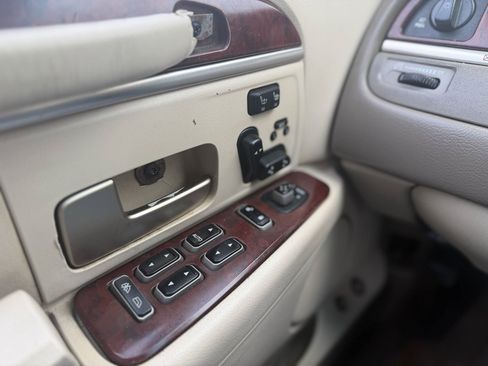 Used 2003 Lincoln Town Car Cartier RWD image 21