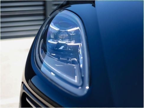 Certified 2025 Porsche Macan AWD/4WD image 13