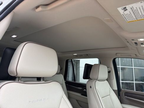 Used 2021 GMC Yukon Denali w/ Denali Premium Package image 33