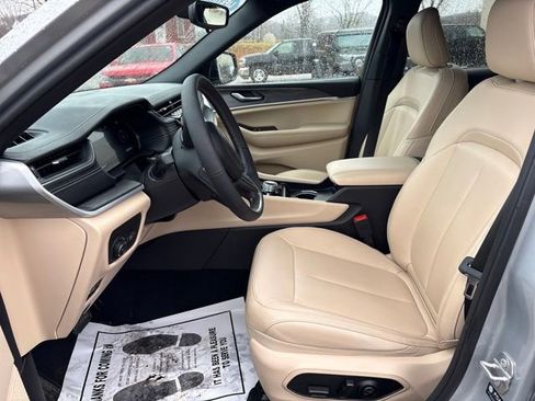 Used 2025 Jeep Grand Cherokee L Limited image 8