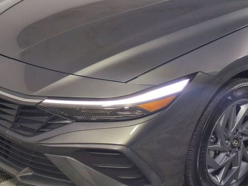 Used 2025 Hyundai Elantra Hybrid FWD image 10