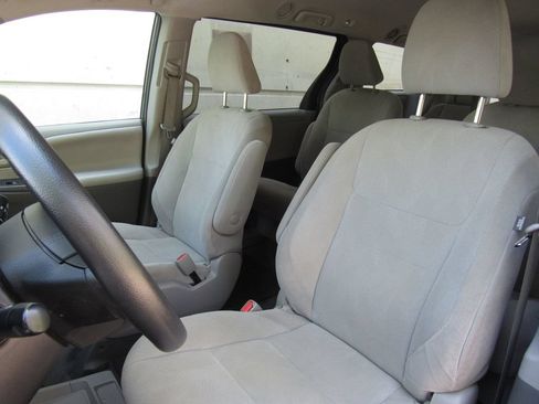 Certified 2020 Toyota Sienna L FWD image 10