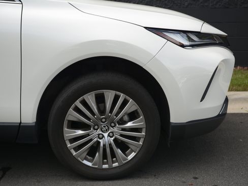 Used 2022 Toyota Venza XLE AWD/4WD image 11