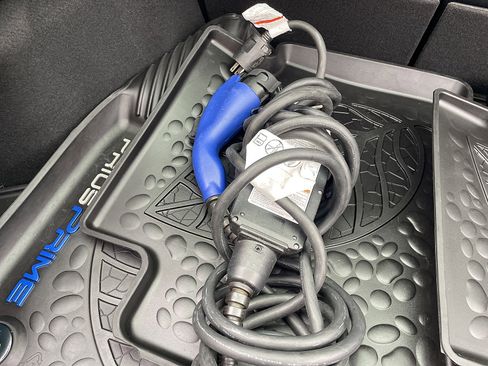 Used 2017 Toyota Prius Prime Premium image 11