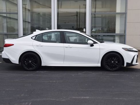 Used 2025 Toyota Camry SE image 6