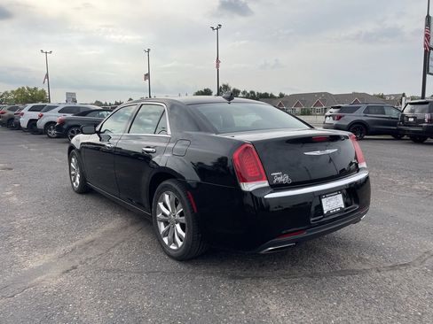 Used 2017 Chrysler 300 C image 7