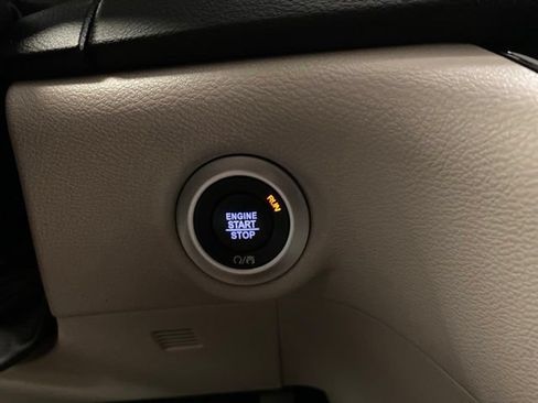 Used 2023 Chrysler Pacifica Touring-L FWD image 15