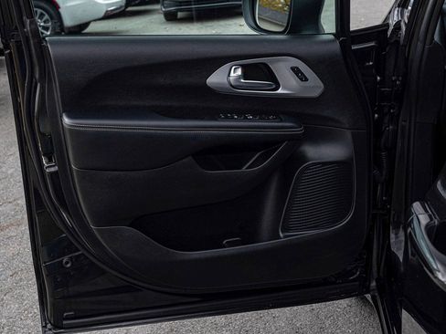 Used 2023 Chrysler Pacifica Touring-L w/ S Appearance Package image 11