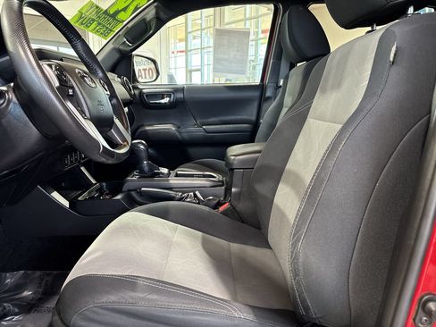 Used 2021 Toyota Tacoma TRD Sport w/ Technology Package AWD/4WD image 11