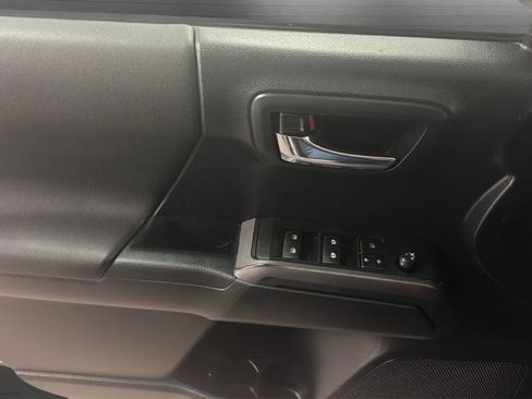 Used 2019 Toyota Tacoma TRD Off-Road w/ Technology Package AWD/4WD image 17