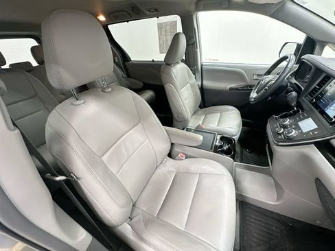 Used 2019 Toyota Sienna XLE w/ XLE Navigation Package FWD image 28