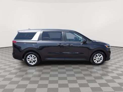 Used 2022 Kia Carnival LX image 4