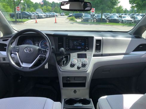Used 2020 Toyota Sienna LE w/ Carpet Mat Package FWD image 2