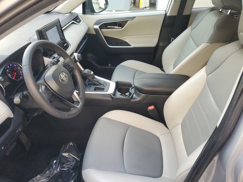 Used 2020 Toyota RAV4 XLE Premium image 16