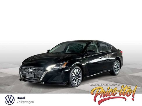 Used 2024 Nissan Altima 2.5 SV FWD image 1